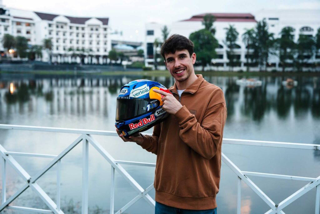 Álex Márquez enseña su caso de Moto GP con el logotipo de Verleal