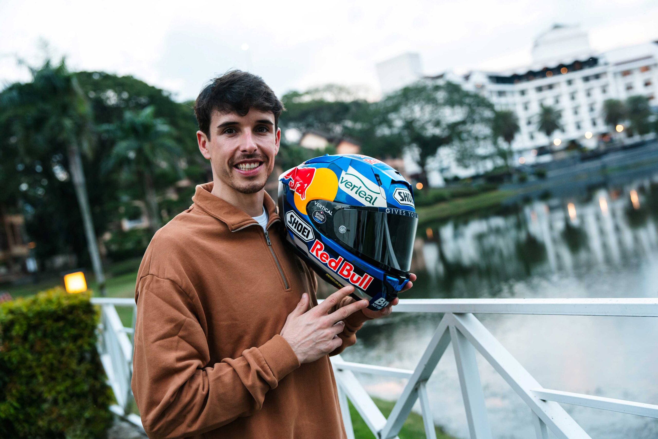 Álex Márquez señala el logotipo de Verleal impreso en su casco