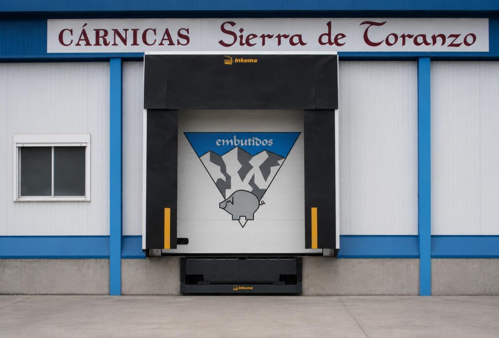 Entrada a la nave de Cárnicas Sierra de Toranzo